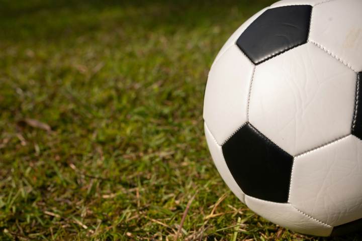 刻意为难、拒签、遭扣留！媒体人怒喷举办国双标，指责FIFA失责